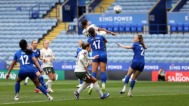 O cabeceamento de Sam Kerr foi o gol histórico. 