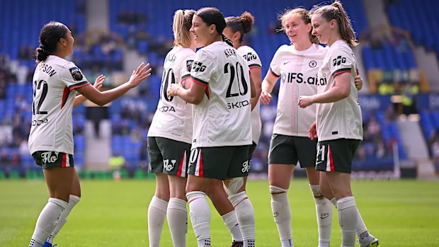 Sam Kerr, do Chelsea (centro), comemora o segundo gol de seu time.
