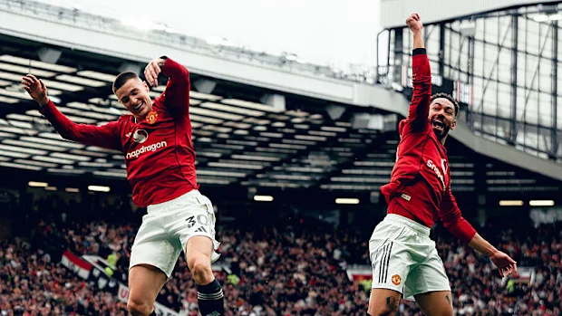 Benjamin Sesko, do Manchester United, comemora seu segundo gol.