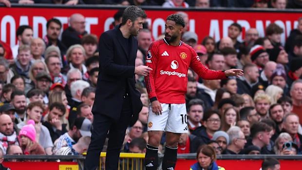 Michael Carrick, técnico do Manchester United interage com Matheus Cunha.