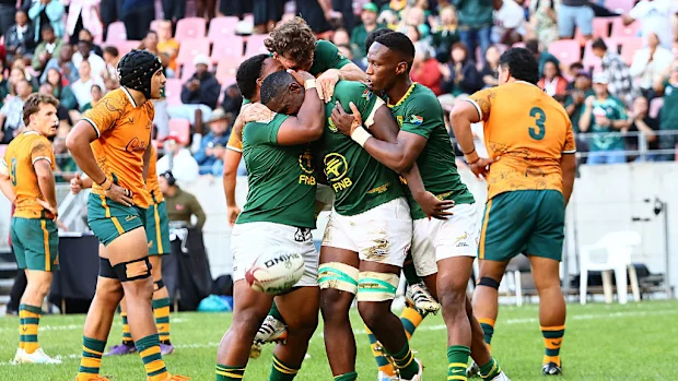A África do Sul comemora o try de Wasi Vyambwera da África do Sul durante a partida do Campeonato de Rugby Sub-20.