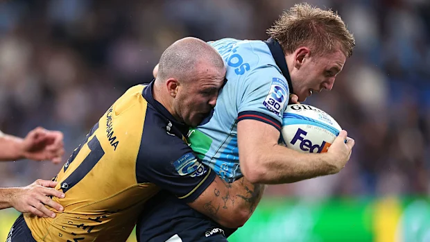 Max Jorgensen dos Waratahs é abordado por Dylan Pietsch da Força.