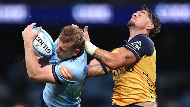 Max Jorgensen dos Waratahs e Zac Lomax da Força disputam a bola.