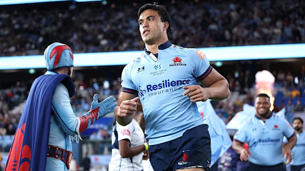 Joseph Aukuso-Suaalii dos Waratahs corre no Allianz Stadium.