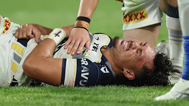 SYDNEY, AUSTRÁLIA - 01 DE MAIO: Jeremiah Nanai dos Cowboys reage a uma lesão durante a partida da nona rodada da NRL entre os Canterbury Bulldogs e North Queensland Cowboys no Accor Stadium em 01 de maio de 2026 em Sydney, Austrália. (Foto de Darrian Traynor/Getty Images)
