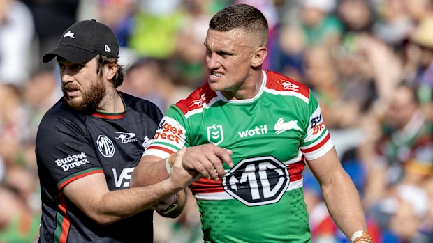 Jack Wighton é ajudado fora do campo.
