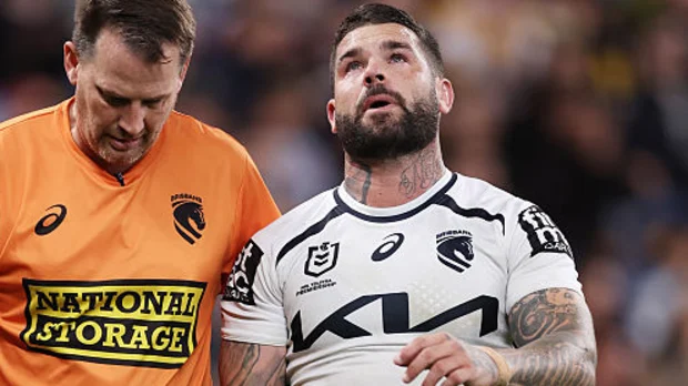   Adam Reynolds, do Broncos, recebe assistência em campo após sofrer uma lesão.