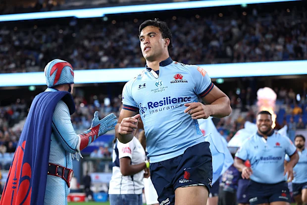 Joseph Aukuso-Suaalii dos Waratahs corre no Allianz Stadium.