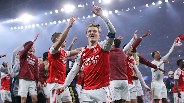 Martin Odegaard, do Arsenal, comemora com companheiros de equipe.