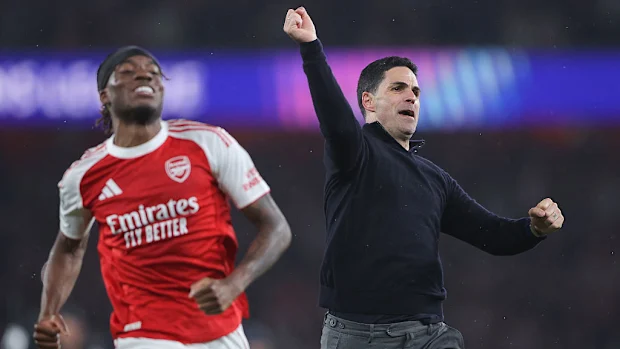 Mikel Arteta comemora com Noni Madueke, do Arsenal.