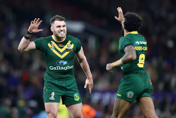 Josh Addo-Carr, da Austrália, comemora com o companheiro de equipe Angus Crichton após marcar.