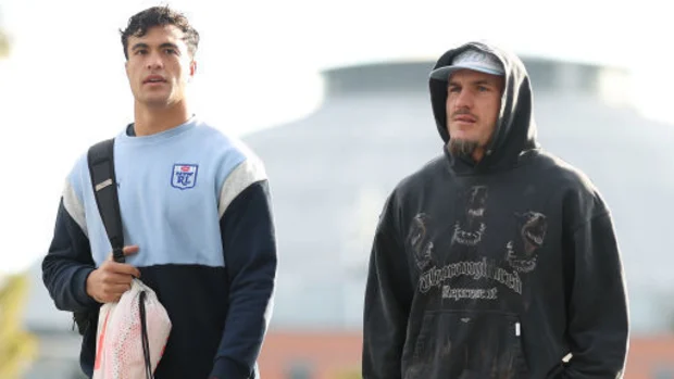 Joseph-Aukuso Suaalii e Angus Crichton caminham até o hotel da equipe no Parque Olímpico de Sydney.