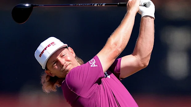Cameron Smith, da Austrália, sai do tee no buraco 7 antes do BMW Australian PGA Championship 2025.
