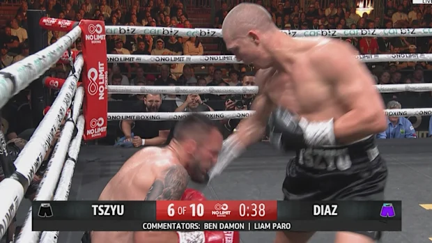 Tszyu acerta um soco enquanto Diaz está ajoelhado. 