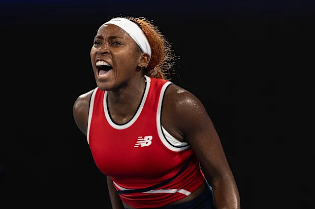 Coco Gauff, dos Estados Unidos, reage após derrotar a polonesa Iga Swiatek na semifinal de simples da United Cup.