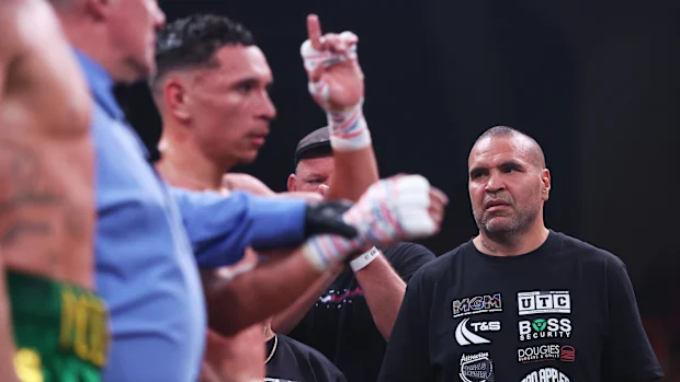 Anthony Mundine observa enquanto Rahim Mundine derrota Lance McDonald.