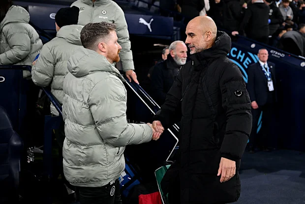 (LR) Calum McFarlane aperta a mão de Pep Guardiola. 