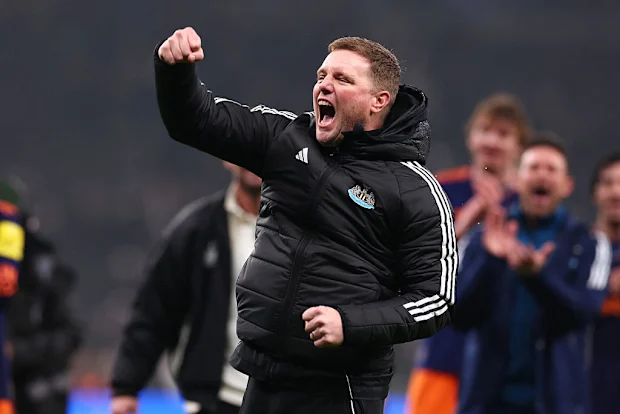 O técnico do Newcastle United, Eddie Howe, comemora a vitória.