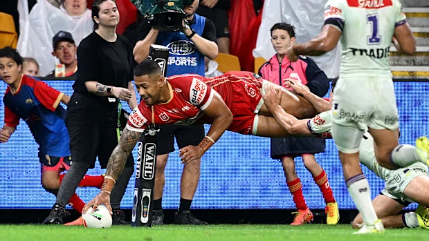 BRISBANE, AUSTRÁLIA - 01 DE MAIO: Jamayne Isaako dos Dolphins marca um try durante a partida da nona rodada da NRL entre Dolphins e Melbourne Storm no Suncorp Stadium, em 01 de maio de 2026, em Brisbane, Austrália. (Foto de Bradley Kanaris/Getty Images)