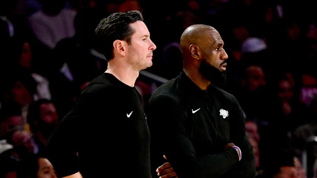 O técnico do LA Lakers, JJ Redick e LeBron James.