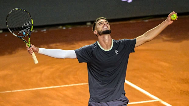 Dino Prizmic da Croácia comemora a vitória contra Novak Djokovic da Sérvia no quarto dia do Internazionali BNL D'Italiaat Foro Italico em 08 de maio de 2026 em Roma, Itália. (Foto de Silvia Lore/Getty Images)