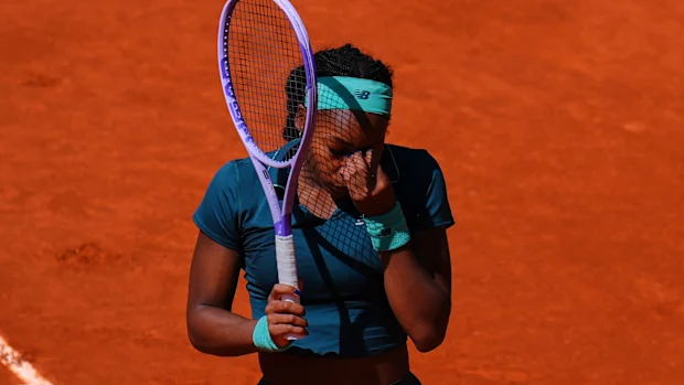 Coco Gauff, dos EUA, reage contra Sorana Cirstea durante o Aberto de Madrid.