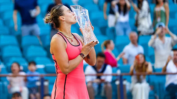 Aryna Sabalenka beija o troféu do campeonato Butch Buchholz.