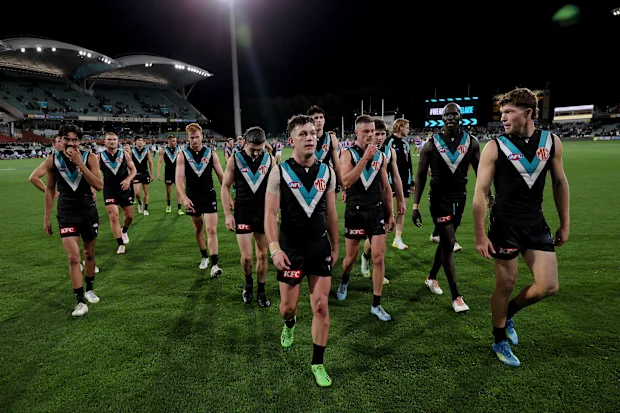 ADELAIDE, AUSTRÁLIA - 08 DE MAIO: Zak Butters of the Power lidera sua equipe após a derrota durante a partida da Rodada 09 da AFL de 2026 entre o Port Adelaide Power e os Western Bulldogs no Adelaide Oval em 8 de maio de 2026 em Adelaide, Austrália. (Foto de James Elsby/AFL Photos via Getty Images)