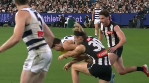 Oisin Mullin leva Darcy Moore alto.