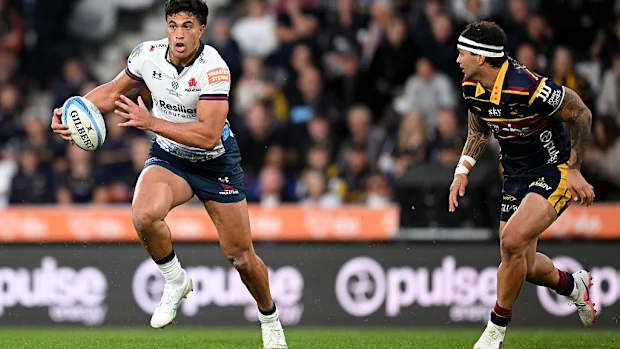 Joseph-Aukuso Suaalii do NSW Waratahs avança.