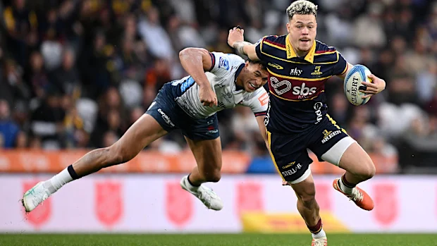 Caleb Tangitau dos Highlanders foge de Joseph-Aukuso Suaalii dos Waratahs de NSW.