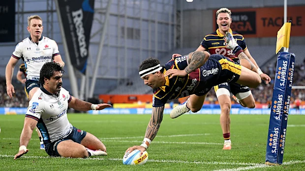 Jonah Lowe, dos Highlanders, marca um try.