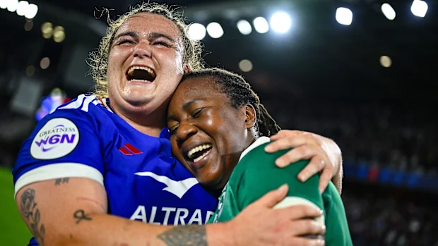 Rose Bernadou da França e Linda Djougang da Irlanda após a partida do Campeonato Feminino de Rugby das Seis Nações.