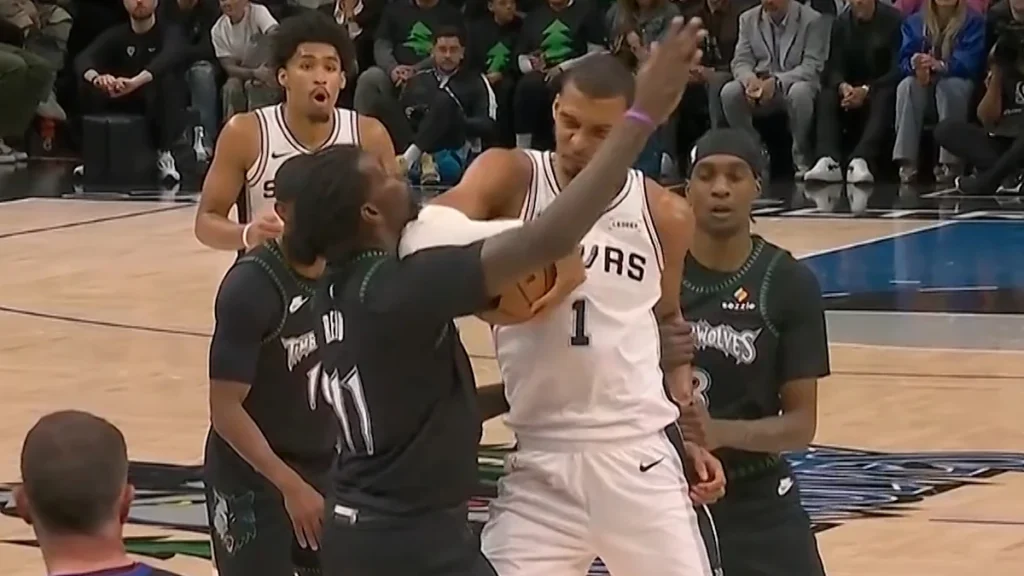 Notícias dos playoffs da NBA 2026 | Victor Wembanyama ejetado após acertar o cotovelo em Naz Reid, vídeo; Resultado Minnesota Timberwolves x San Antonio Spurs; Atualizações de suspensão