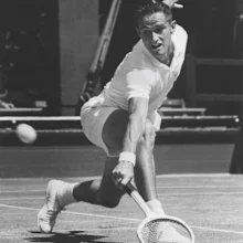 Mal Anderson tenta um backhand.