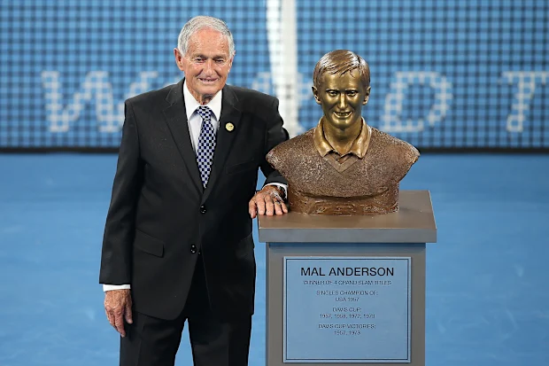 Mal Anderson é homenageado durante o Brisbane International 2016 na Pat Rafter Arena.