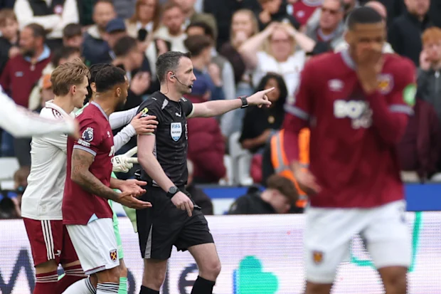 Os jogadores apelaram ao árbitro Chris Kavanagh depois que ele anulou um gol de Callum Wilson, do West Ham.