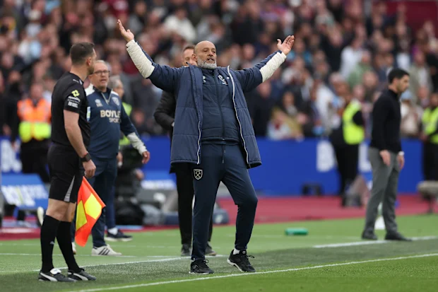 O treinador do West Ham, Nuno Espírito Santo, reage.
