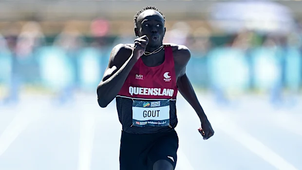 BRISBANE, AUSTRÁLIA - 18 DE ABRIL: Gout Gout compete na semifinal do evento 100m Sub-20 Masculino durante o Campeonato Australiano Júnior de Atletismo de 2026 no Queensland Sport and Athletics Centre em 18 de abril de 2026 em Brisbane, Austrália. (Foto de Bradley Kanaris/Getty Images)