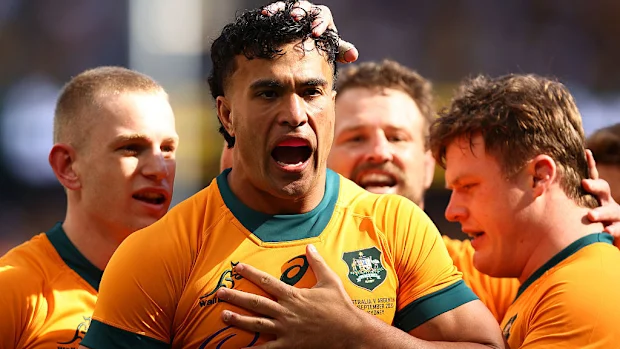 Joseph-Aukuso Suaalii, dos Wallabies, comemora com seus companheiros após marcar um try.