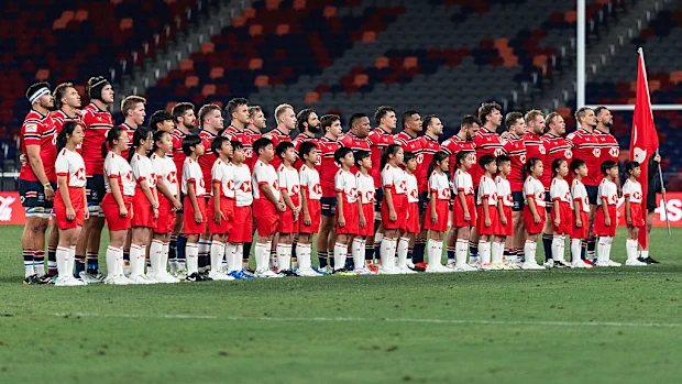 Hong Kong China canta seu hino nacional no Estádio Kai Tak.