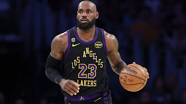 LeBron James, do Los Angeles Lakers, dribla a bola.