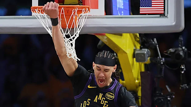 Jaxson Hayes, do Los Angeles Lakers, reage após uma enterrada.
