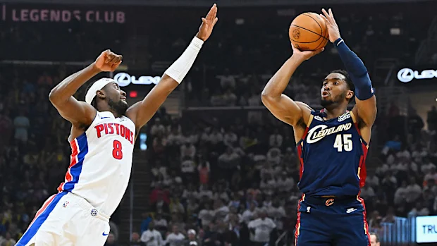 Donovan Mitchell, do Cleveland Cavaliers, chuta a bola contra Caris LeVert, do Detroit Pistons.