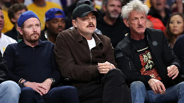 Atores Kevin Connolly, Leonardo DiCaprio e Sean Penn na Crypto.com Arena.