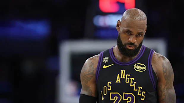 LeBron James, do Los Angeles Lakers, reage contra o Oklahoma City Thunder.