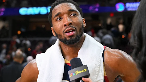 Donovan Mitchell, do Cleveland Cavaliers, conversa com a mídia.