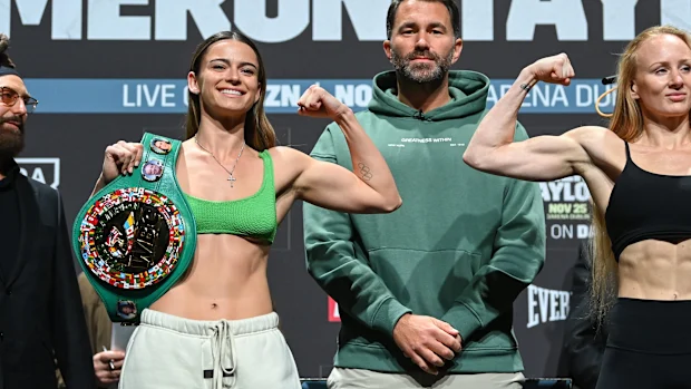 Skye Nicolson, à esquerda, e o promotor do Matchroom, Eddie Hearn, durante a pesagem.