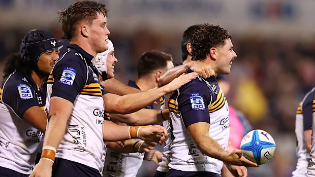 Chris Mickelson, dos Brumbies, comemora o gol de try com os companheiros de equipe.