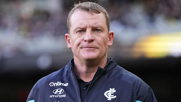 MELBOURNE, AUSTRÁLIA - 30 DE JUNHO: Michael Voss, treinador sênior dos Blues, observa durante a partida da 16ª rodada da AFL entre Richmond Tigers e Carlton Blues no Melbourne Cricket Ground, em 30 de junho de 2024, em Melbourne, Austrália. (Foto de Daniel Pockett/Getty Images)
